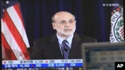 ພໍ່ຄ້າເງິນຕາຄົນນຶ່ງເຮັດວຽກຢູ່ໃນຈໍໂທລະພາບ ທີ່ສະແດງຮູບພາບ
ທ່ານ Ben Bernanke ປະທານທະນາຄານແຫ່ງຊາດສະຫະລັດ ທີ່ສໍານັກງານໃຫຍ່ຂອງທະນາຄານແລກປ່ຽນເງິນຕາທີ່ກຸງໂຊນ,
ເກົາຫລີໃຕ້
ວັນທີ 10 ສິງຫາ 2011