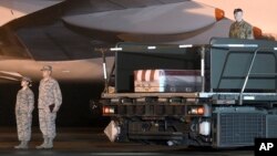 A transfer case containing the remains of Maj. Brent R. Taylor sits on a loader at the Dover Air Force Base, Del., Nov. 6, 2018. According to the Department of Defense, Taylor, 39, of Ogden, Utah, died Nov. 3, 2018, in Kabul province, Afghanistan, of wounds sustained from small-arms fire. 