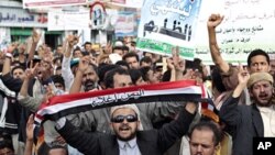 Anti-government protesters chant slogans during a rally to demand the ouster of Yemen's President Ali Abdullah Saleh in Sanaa, May 18, 2011