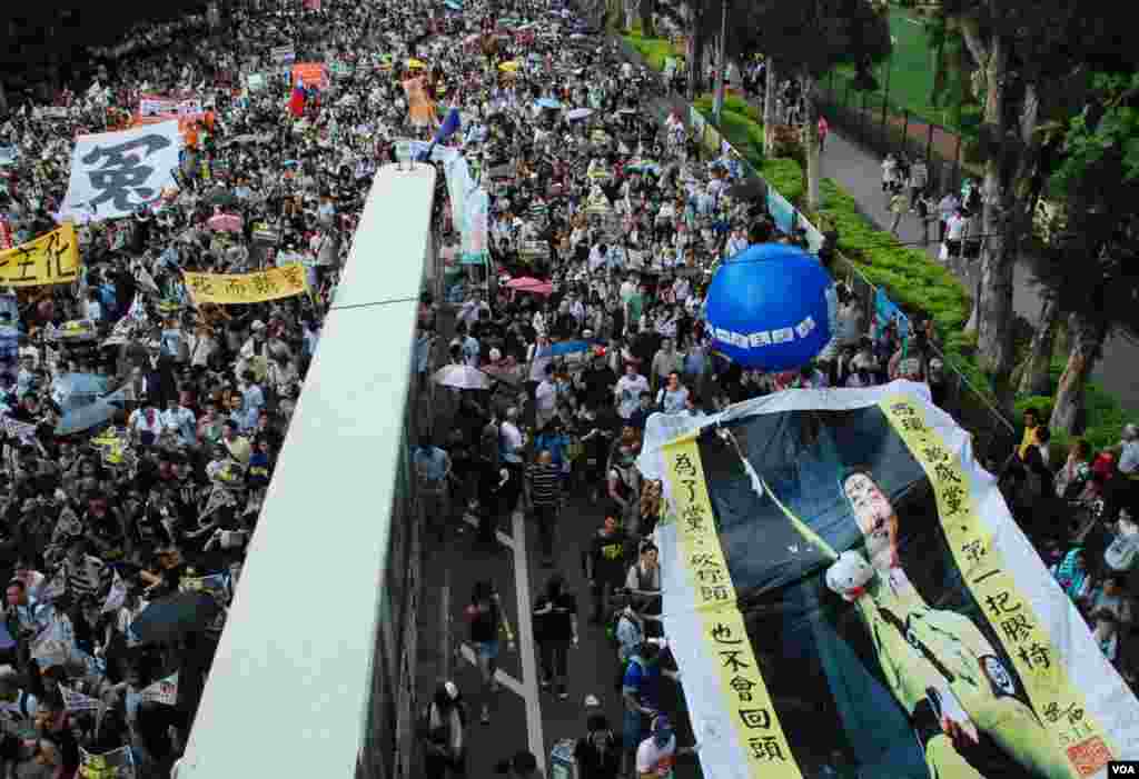 香港網民團體製作的大型海報，諷刺新任香港特首梁振英替中聯辦管治香港