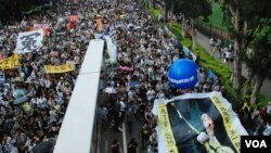 香港網民團體製作的大型海報，諷刺新任香港特首梁振英替中聯辦管治香港(資料圖片)