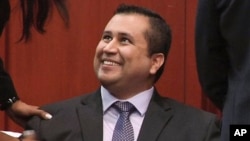 George Zimmerman tersenyum setelah mendengar keputusan tidak bersalah hari Sabtu malam (13/7).