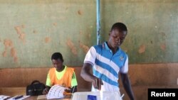 Raia wa Burkina Faso akishiriki uchaguzi wa Jumapili