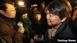 지난 3월 서울에서 열린 탈북자 강제북송 항의 집회에 참석한 정베드로 북한정의연대 대표(왼쪽)와 집회 현장을 방문한 안철수 후보(오른쪽). (자료사진)