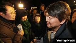 Jung Peter (kiri) dan Ahn Cheol-soo (kanan) saat menghadiri rapat umum protes pengungsi Korut di Seoul Maret lalu. (Foto: dok)