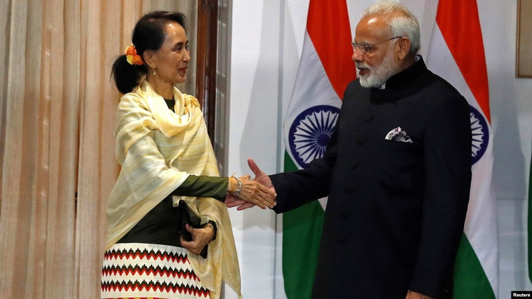 PM India Narendra Modi (kanan) menerima pemimpin Myanmar Aung San Suu Kyi di New Delhi, Rabu (24/1). 