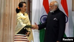 PM India Narendra Modi (kanan) menerima pemimpin Myanmar Aung San Suu Kyi di New Delhi, Rabu (24/1). 