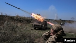 Un soldado ucraniano dispara un pequeño misil contra las tropas rusas cerca de una línea del frente de la región de Zaporiyia el 19 de agosto de 2023.