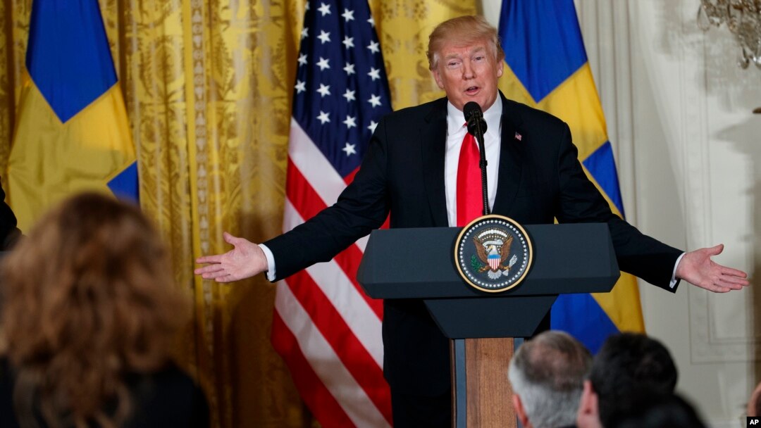 Presiden Donald Trump berbicara dalam konferensi pers didampingi Perdana Menteri Swedia Stefan Lofven di Ruang Timur, Gedung Putih, 6 Maret 2018.
