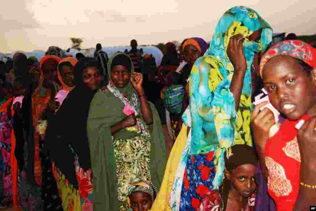 Women and children holding their pink tickets queue for the evening meal at the Dollo Ado transit center in Ethiopia, October 26, 2011. (VOA P. Heinlein)