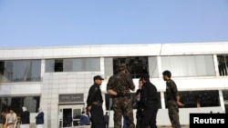 Sejumlah petugas keamanan berjaga di luar gedung keberangkatan di Bandara Sanaa di Yaman, pada 16 Mei 2022. (Foto: Reuters/Khaled Abdullah)