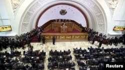 Venezuela's President Nicolas Maduro (C) addresses lawmakers at the National Assembly during his annual report of the state of the nation at the National Assembly in Caracas, Jan. 15, 2016.