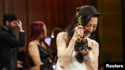 Michelle Yeoh bereaksi setelah berhasil memenangkan Piala Oscar di Academy Awards ke-95 di Hollywood, Los Angeles, California, AS, 12 Maret 2023. (Foto: REUTERS/Mario Anzuoni)
