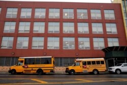 FOTO DE ARCHIVO: Los autobuses escolares están estacionados afuera de una escuela mientras continúa la propagación de la enfermedad por coronavirus (COVID-19), en Brooklyn, Nueva York, EE. UU., 13 de noviembre de 2020. REUTERS / Brendan McDermid / F