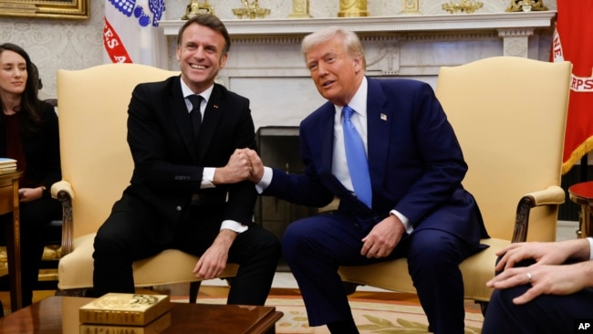 Tổng thống Donald Trump, bên phải, gặp Tổng thống Pháp Emmanuel Macron tại Phòng Bầu dục của Nhà Trắng ở Washington, ngày 24 tháng 2 năm 2025.