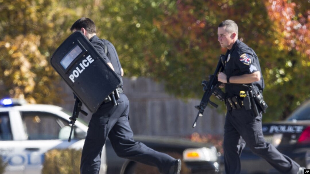 La policía y miembros del equipo SWAT de Milwaukee respondieron a una llamada hecha desde el sitio del tiroteo.