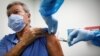 Dobroviljac prima vakcinu protiv korona virusa i Američkom israživačkom centru u Holivudu u Floridi (Foto: Reuters)