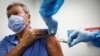 Dobrovoljac prima vakcinu kao učesnik u studiji izrade vakcine protiv Kovida 19, u Istraživačkom centru Amerike, u Holivudu, Florida.