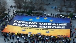 Sejumlah aktivis melakukan aksi solidaritas terhadap Ukraina di luar gedung Dewan Eropa di Brussels, Belgia, pada 5 Maret 2025. (Foto: AP/Omar Havana)