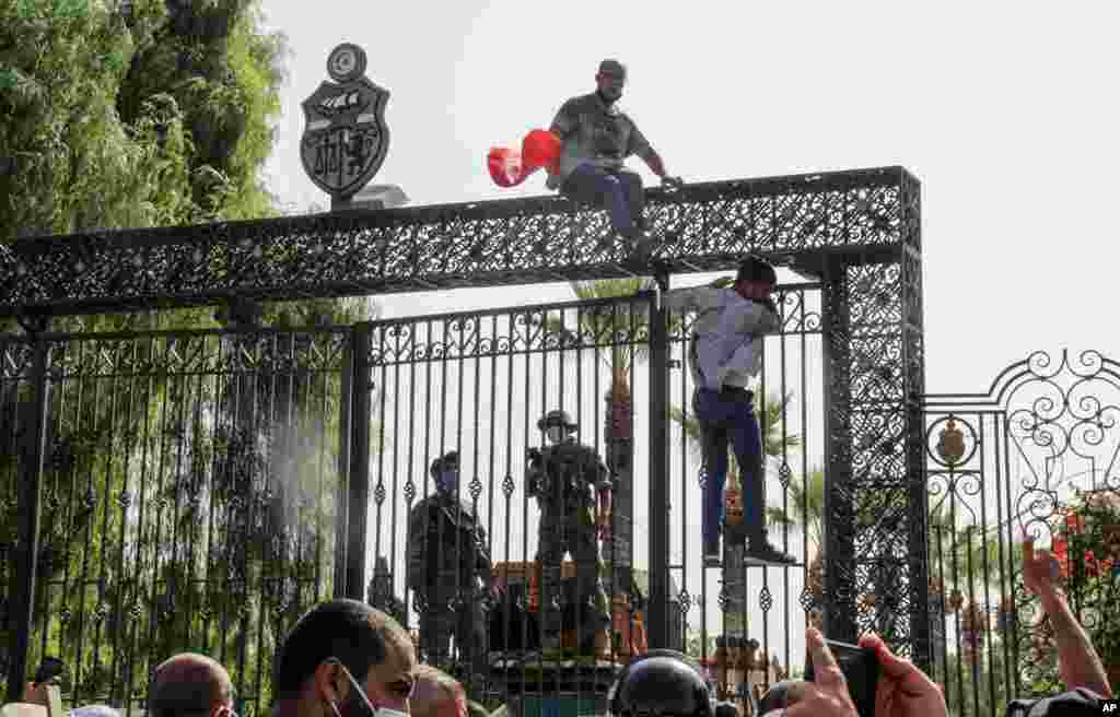 튀니지 수도 튀니스의 의사당 앞에서 반정부 시위가 벌어진 가운데 군인들이 정문을 지키고 있다. 정부의 경제난과 코로나 대응에 항의하는 시위가 전국적으로 발생하면서 카이스 사이에드 튀니지 대통령이 히셈 메시시 총리를 해임하고 의회 활동을 30일간 중단시켰다.