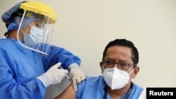 Un trabajador de la salud recibe la vacuna contra COVID-19 en el Hospital Guasmo de Guayaquil, Ecuador, el 21 de enero de 2021.