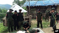 ສົບນັກລົບເຜົ່າ Kachin ຄົນນຶ່ງທີ່ເສຍຊີວິດ ໃນການສູ້ລົບກັບທະຫານມຽນມາ (15 ມິຖຸນາ 2011)