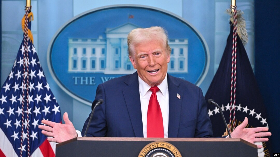 Американскиот претседател Доналд Трамп зборува за несреќата во воздух помеѓу летот 5342 на Американ Ерлајнс и воен хеликоптер во Вашингтон, во салата за брифинг во Белата куќа на 30 јануари 2025 година во Вашингтон.