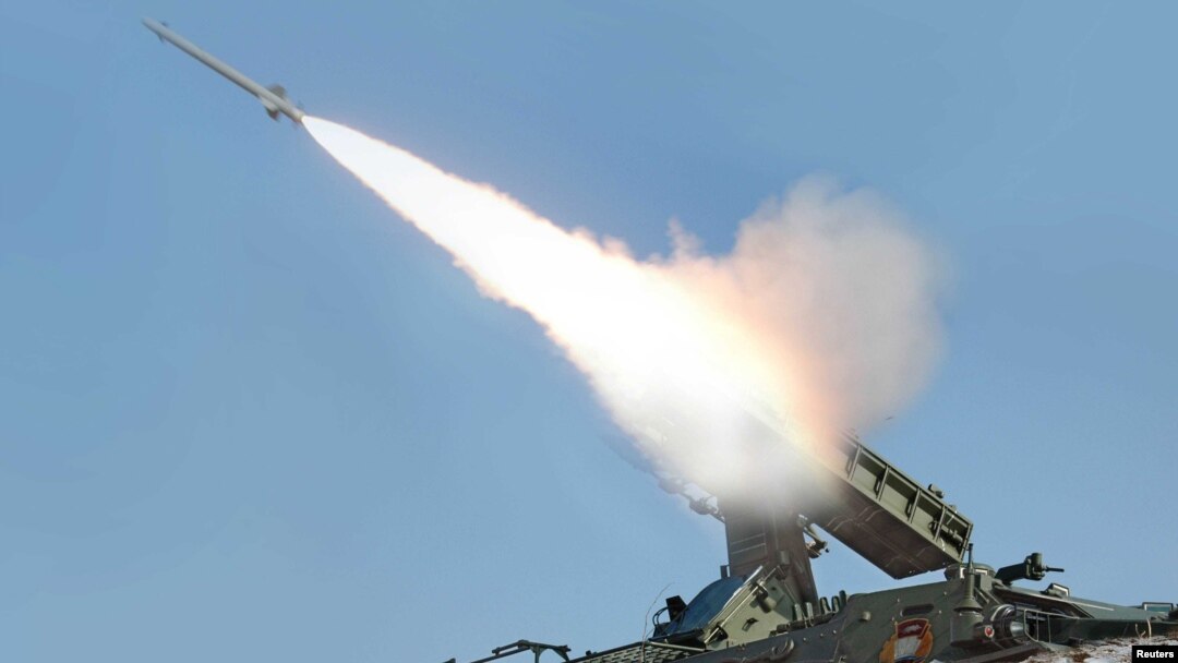 Dalam foto yang dirilis oleh media pemeritah Korea Utara, KCNA ini, sebuah roket tengah ditembakkan dalam sebuah latihan militer Korea Utara di tempat yang dirahasiakan (foto: dok). 
