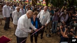 Cuba's Minister of Foreign Trade Rodrigo Malmierca, right, watches as Vice President of Cuba's Council of Ministers Ricardo Cabrisas Ruiz, left, cuts the ribbon at the opening of the 34th Trade Fair in Havana, Cuba, Oct. 31, 2016.