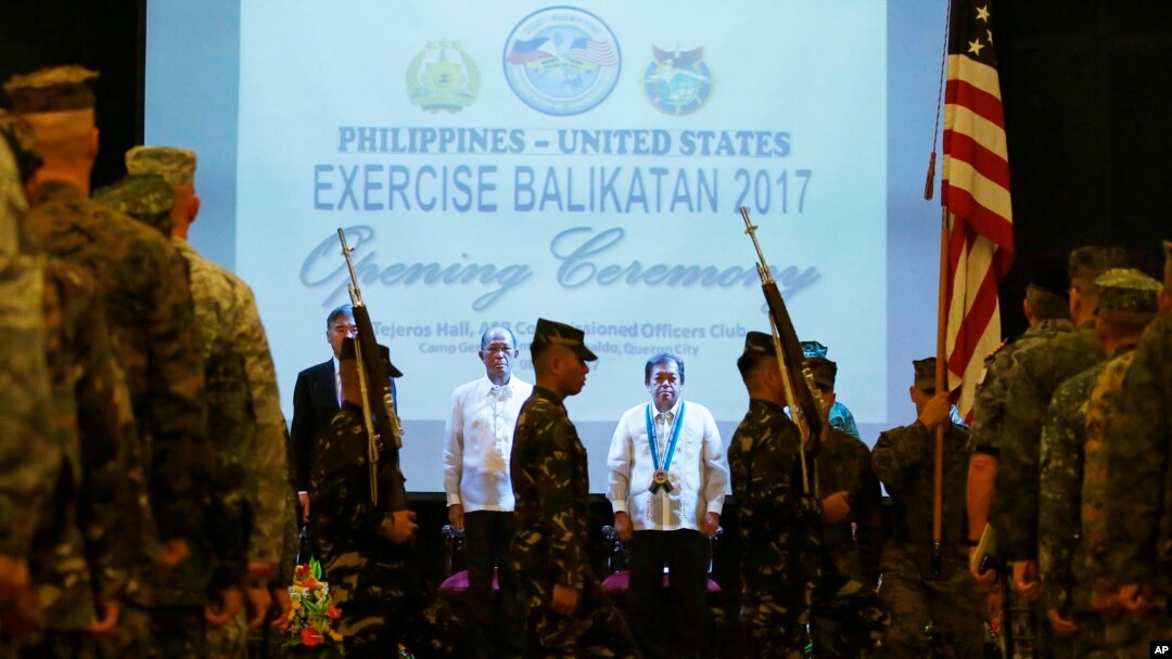 Dari kiri: Dubes AS untuk Filipina Sung Kim, Pemimpin Pertahanan Filipina Delfin Lorenzana, Utusan Menlu Ariel Abadilla berdiri saat akan dimulainya upacara latihan bersama militer AS-Filipina "Balikatan 2017" di Camp Aguinaldo, daerah suburban kota Quezon, utara Manila, FIlipina, 8 Mei 2017. (Foto: dok). 