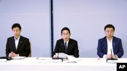 8月22日上午，日本首相岸田文雄（中）在围绕福岛一核处理水排海的相关阁僚会议上发言。