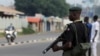 Un agent des forces de sécurité monte la garde dans la ville de Kaduna, au nord du Nigeria, le 4 octobre 2018.