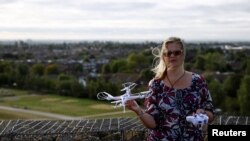 Activis Linda Davidsen berpose dengan pesawat tanpa awak atau drone dekat Bandara Heathrow di London, 12 September 2019. 