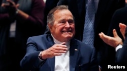 L’ancien président George H.W. Bush à Oakland Raiders, 11 novembre 2014.