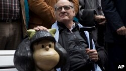Quino, de 82 años, llegó a la ceremonia en silla de ruedas y recibió emocionado el reconocimiento.