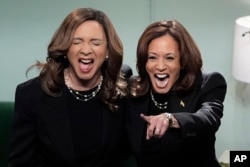 A candidata democrata à presidência, Kamala Harris, no programa da NBC “Saturday Night Live”, com Maya Rudolph, a 2 de novembro de 2024, em Nova Iorque.