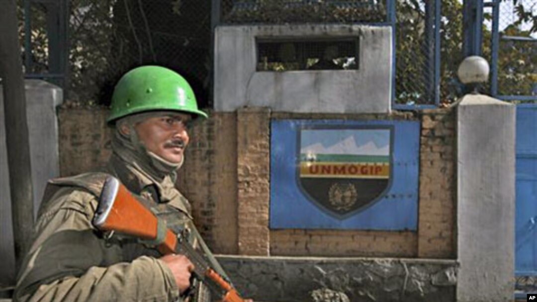 An Indian paramilitary soldier stands guard outside the office of UN Military Observer Group in India and Pakistan (UNMOGIP) in Srinagar, 27 Oct 2010