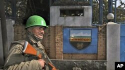 An Indian paramilitary soldier stands guard outside the office of UN Military Observer Group in India and Pakistan (UNMOGIP) in Srinagar, 27 Oct 2010