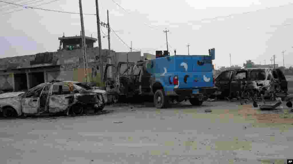 Damaged police vehicles in front of an abandoned police station after clashes between the Iraqi army and al-Qaida fighters in Fallujah, Jan. 5, 2014. 