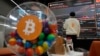 Un empleado observa un cartel electrónico con los precios del bitcoin y otras criptomonedas en la sala de descanso del mercado de criptomonedas de Bithumb en Seúl, Corea del Sur, el 21 de noviembre de 2024. (AP/Ahn Young-joon)