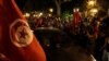 Les supporteurs du président Saied dans les rues de Tunis dimanche soir.