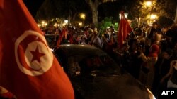 Les supporteurs du président Saied dans les rues de Tunis dimanche soir.