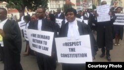 Magweta achiratidzira muHarare achinyunyuta nekwaanoti kutyorwa kwekodzero dzawo nemapurisa pavanenge vachiita basa ravo.