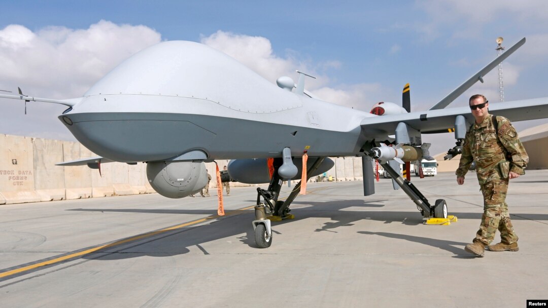Seorang tentara AS di dekat pesawat tak berawak (drone) MQ-9 (foto: ilustrasi). 