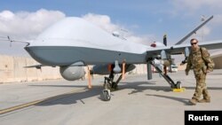 Seorang tentara AS berada di dekat drone Amerika "MQ-9 Reaper" (foto: dok). AS melancarkan serangan udara menggunakan drone yang menewaskan Jenderal Qassem Soleimani.