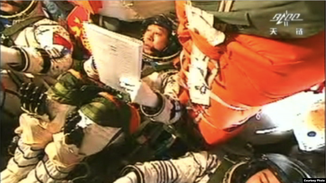 Kineski astronauti u kapsuli Šenžu 9 pre spajanja sa modulom Tiangong 1