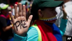 Manifestante se prepara para la arremetida de la Guardia Nacional bolivariana, en la Universidad Central de Venezuela, en Caracas.