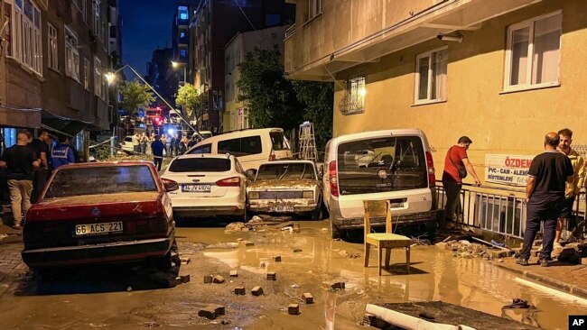 İstanbul'un bazı ilçelerinde yoğun yağış nedeniyle sel meydana geldi