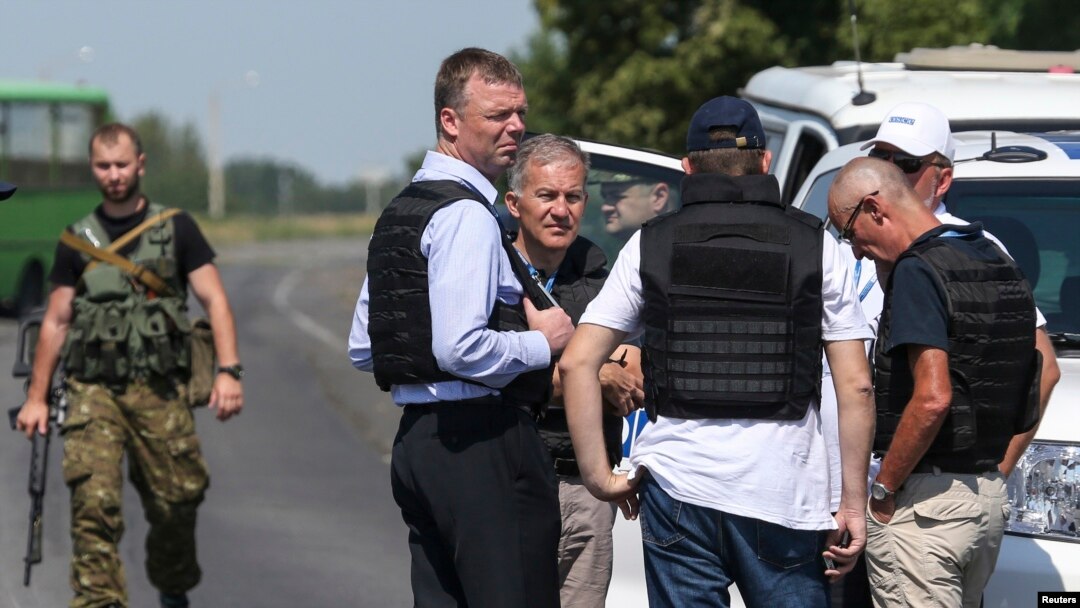 Tim pakar internasional dalam perjalanan menuju lokasi MH17 di Donetsk, Ukrainea timur (30/7).