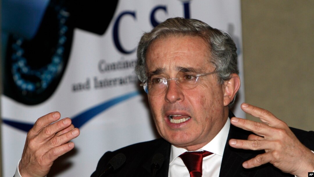 El expresidente de Colombia, Álvaro Uribe, habla durante un foro en San Salvador, El Salvador, en 2011.